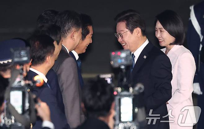 '3박 6일' 일본·미국 순방 일정을 마친 이재명 대통령과 김혜경 여사가 28일 새벽 경기도 성남 서울공항을 통해 귀국해 정청래 더불어민주당 대표와 인사하고 있다. 2025.8.28/뉴스1 ⓒ News1 김성진 기자