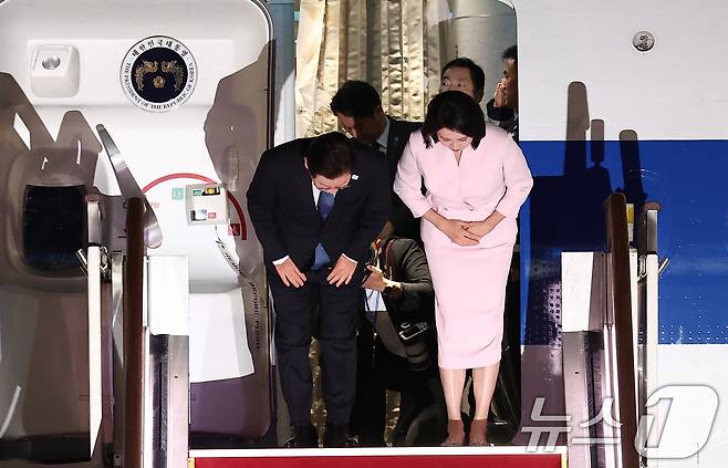 '3박 6일' 일본·미국 순방 일정을 마친 이재명 대통령과 김혜경 여사가 28일 새벽 경기도 성남 서울공항을 통해 귀국해 인사하고 있다. 2025.8.28/뉴스1 ⓒ News1 김성진 기자