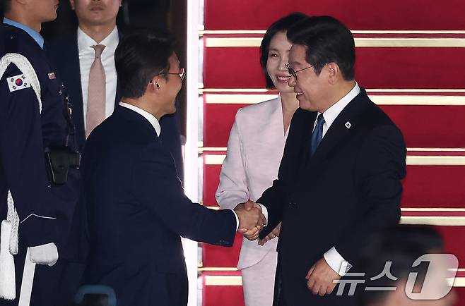 '3박 6일' 일본·미국 순방 일정을 마친 이재명 대통령과 김혜경 여사가 28일 새벽 경기도 성남 서울공항을 통해 귀국해 김민석 국무총리와 인사하고 있다. 2025.8.28/뉴스1 ⓒ News1 김성진 기자