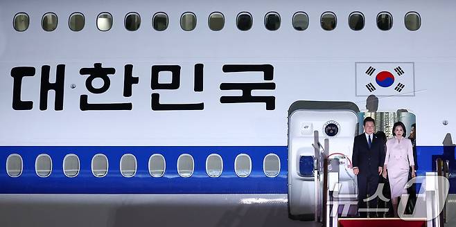 '3박 6일' 일본·미국 순방 일정을 마친 이재명 대통령과 김혜경 여사가 28일 새벽 경기도 성남 서울공항을 통해 귀국하고 있다. 2025.8.28/뉴스1 ⓒ News1 김성진 기자