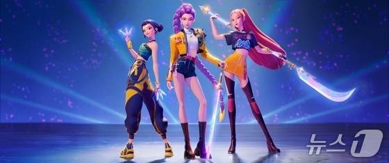 케이팝 데몬 헌터스의 등장인물인 미라(오른쪽)가 대성동고분군에서 출토된 가야곡도를 모티브로 한 무기를 들고 있다. 케데헌 스틸.(넷플릭스 제공. 재판매 및 DB금지)