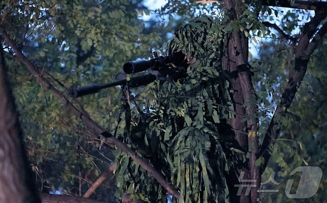 (평양 노동신문=뉴스1) =북한 노동당 기관지 노동신문은 28일 "경애하는 김정은동지께서 8월 27일 조선인민군 총참모부직속 특수작전 훈련기지를 방문하시고 저격수 구분대와 특수작전 구분대 훈련실태를 료해(파악)했다＂고 보도했다. [국내에서만 사용가능. 재배포 금지. DB 금지. For Use Only in the Republic of Korea. Redistribution Prohibited] rodongphoto@news1.kr