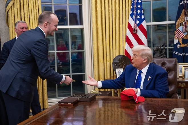 크리스 마자렉 크립토닷컴 최고경영자(CEO)가 도널드 트럼프 미국 대통령을 만나는 모습. 출처=크리스 마자렉(Kris Marszalek) X