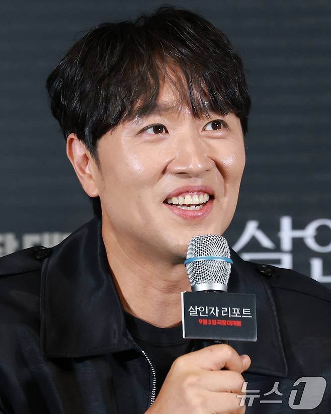 배우 김태한이 28일 서울 용산구 CGV용산아이파크몰에서 열린 영화 '살인자 리포트‘(감독 조영준) 언론시사회 및 기자간담회에 참석해 취재진 질문에 답하고 있다. '살인자 리포트'는 특종에 목마른 베테랑 기자 선주(조여정 분)에게 정신과 의사 영훈(정성일 분)이 연쇄살인을 고백하는 인터뷰를 요청하면서 벌어지는 이야기를 담은 작품이다. 2025.8.28/뉴스1 ⓒ News1 권현진 기자