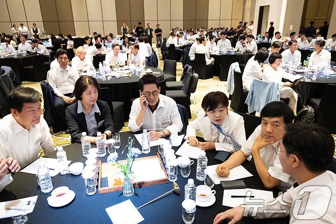 더불어민주당 의원들이 28일 인천 중구 파라다이스시티 컨벤션센터에서 열린 2025 정기국회 더불어민주당 국회의원 워크숍에서 대화를 나누고 있다. 2025.8.28/뉴스1 ⓒ News1 유승관 기자