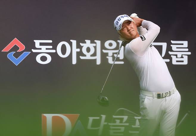 허인회가 28일 강남300CC에서 열린 KPGA투어 동아회원권그룹 오픈에서 티샷하고 있다. 사진 | KPGA