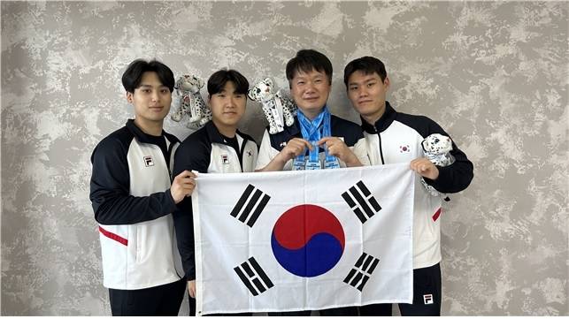 16회 아시아사격선수권대회 50m 권총 남자 일반부 단체전에서 동메달을 차지한 방재현--이원호-김영욱 코치-홍수현(왼쪽부터). 사진 | 대한사격연맹