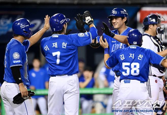 27일 잠실야구장에서 열린 삼성과 두산의 경기, 4회초 2사 만루 삼성 구자욱이 만루홈런을 치고 기쁨을 나누고 있다. 잠실=허상욱 기자wook@sportschosun.com/2025.08.27/