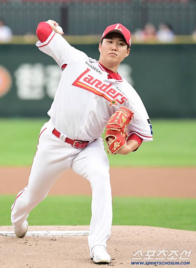 28일 인천 SSG랜더스필드에서 열린 KBO리그 SSG와 KIA의 경기. 선발 투구하고 있는 SSG 최민준. 인천=송정헌 기자songs@sportschosun.com/2025.08.28/