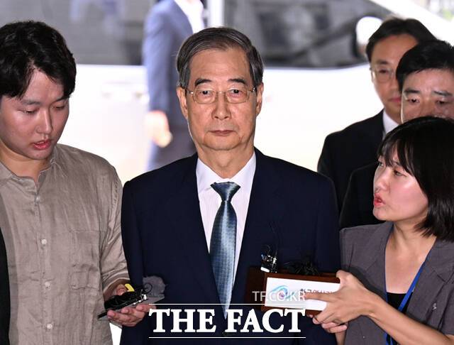 12.3 비상계엄 관련 내란 방조 혐의를 받는 한덕수 전 국무총리가 27일 서울 서초구 서울중앙지방법원에서 열린 구속 전 피의자 심문(영장실질심사)에 출석하고 있다. 전직 총리에 대한 구속영장 청구는 헌정사상 처음이다./이새롬 기자