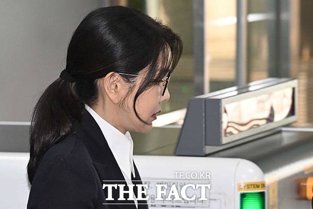 윤석열 전 대통령 배우자 김건희 여사가 12일 오후 서울 서초구 서울중앙지방법원에서 자본시장법과 알선수재, 정치자금법 위반 혐의에 대한 구속 전 피의자 심문(영장실질심사)을 마친 뒤 서울남부구치소로 이동하기 위해 법원을 나서고 있다. 2025.08.12 사진공동취재단