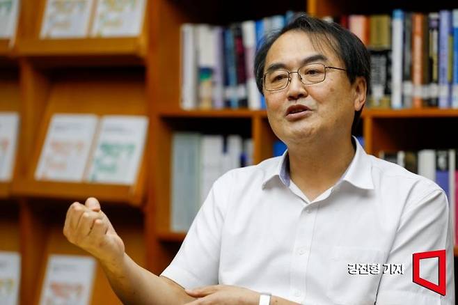 지만수 한국금융연구원 선임연구위원이 14일 서울 중구 한국음융연구원에서 인터뷰 하고 있다. 강진형 기자