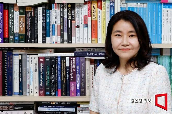 박지선 숙명여대 사회심리학과 교수가 12일 서울 용산구 숙명여대에서 인터뷰에 앞서 포즈를 취하고 있다. 강진형 기자