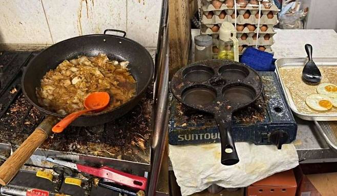유명 배달 맛집의 비위생적인 주방 상태가 공개되면서 누리꾼들의 공분이 이어졌다. 온라인 커뮤니티 캡처