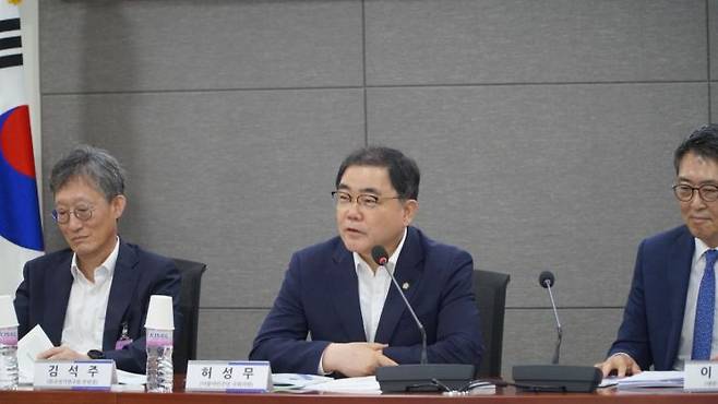 허성무 더불어민주당 의원(사진 중앙)이 28일 국회에서 열린 '전력 산업 규제 거버넌스 국회 세미나'에서 인사말을 하고 있다. 허성무의원실