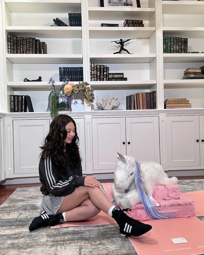 @jennierubyjane