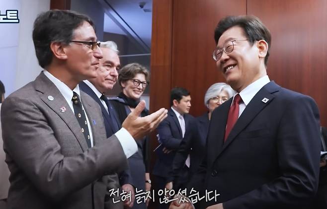 이재명 대통령(오른쪽)이 25일 워싱턴 DC의 싱크탱크인 전략국제문제연구소(CSIS)에서 프랭크 자누지 맨스필드재단 대표와 만나 대화를 하고 있다. /유튜브