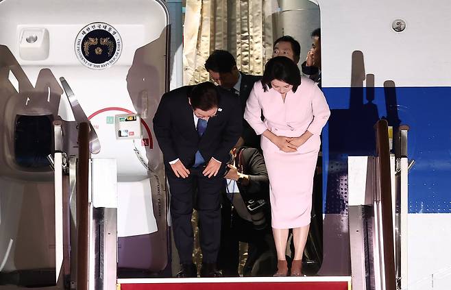 '3박 6일' 일본·미국 순방 일정을 마친 이재명 대통령과 김혜경 여사가 28일 새벽 경기도 성남 서울공항을 통해 귀국해 인사하고 있다./뉴스1