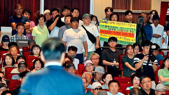 최경식 남원시장이 27일 전북 남원시 춘향문화예술회관에서 시민보고회를 열었다. 춘향데마파크 모노레일 사업과 관련 남원시가 400억원대의 배상금을 물게 된 경위를 설명하고 있다./2025. 8.27일 김영근 기자