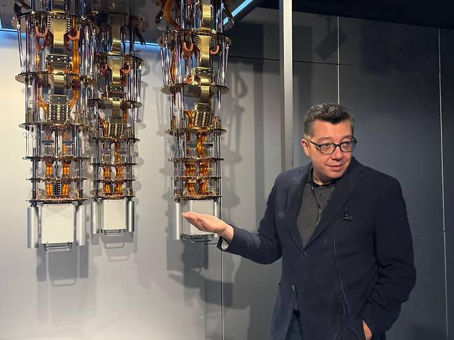 지난 21일(현지 시각) 미 뉴욕주 IBM의 왓슨 리서치 센터에서 IBM 관계자가 '샹들리에'처럼 생긴 실물의 80% 크기 양자컴퓨터 앞에서 기술에 대해 설명하고 있다./강다은 기자