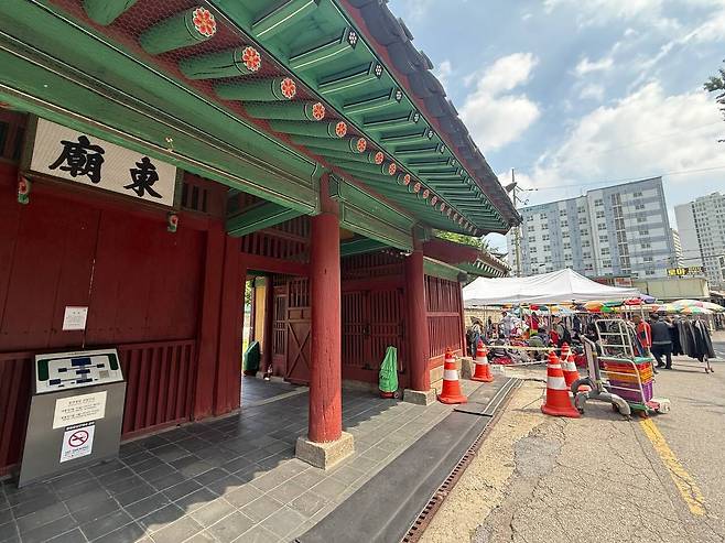 28일 오전 서울 종로구 숭인동 동묘. 오른쪽 담벼락 앞에 헌옷을 파는 좌판이 늘어서 있다. /이호준 기자