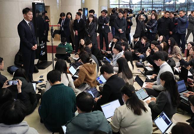 이복현 전 금융감독원장이 2024년 11월 28일 서울 중구 명동 은행회관에서 열린 은행지주 이사회 의장들과의 간담회를 마친 후 백브리핑을 하고 있다. /뉴스1