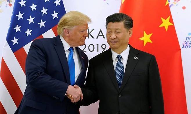 2019년 6월 일본 오사카에서 열린 주요 20개국(G20) 정상회의를 계기로 만난 도널드 트럼프(왼쪽) 미국 대통령과 시진핑 중국 국가주석이 악수하고 있다. ⓒ AP연합뉴스