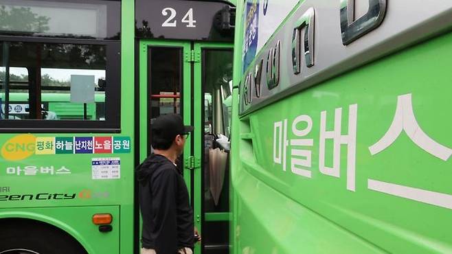 지난 5월 22일 서울 은평공영차고지에 마을버스가 대기해 있는 모습.ⓒ연합뉴스