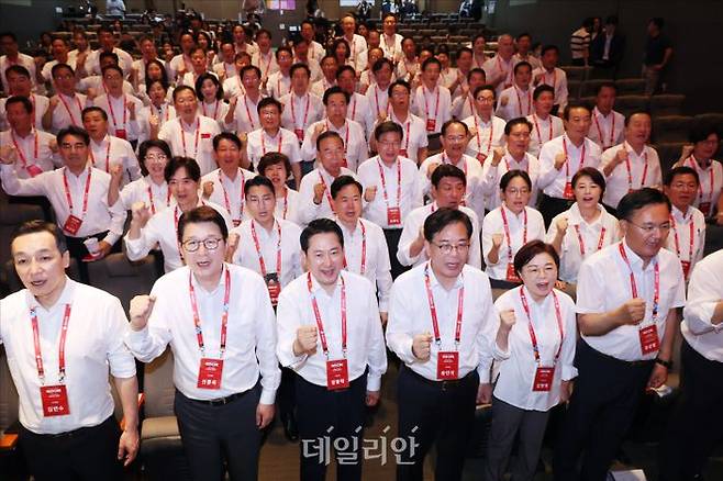 국민의힘 장동혁 대표, 송언석 원내대표, 신동욱·김민수 최고위원 등이 28일 오후 인천 중구 인천국제공항공사 항공교육원에서 열린 2025 국민의힘 국회의원 연찬회에서 파이팅을 외치고 있다. ⓒ데일리안 홍금표 기자