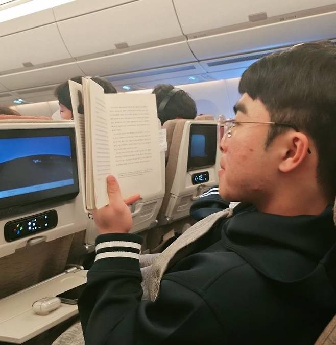 프로야구 3년 차 한화 문현빈이 올 시즌 개막을 앞두고 호주로 스프링캠프를 떠나는 비행기 안에서 책을 읽고 있다. 문현빈은 “책이 마음을 차분하게 해주기 때문에 야구를 하는 데 큰 도움이 된다”고 말했다. 한화 이글스 제공