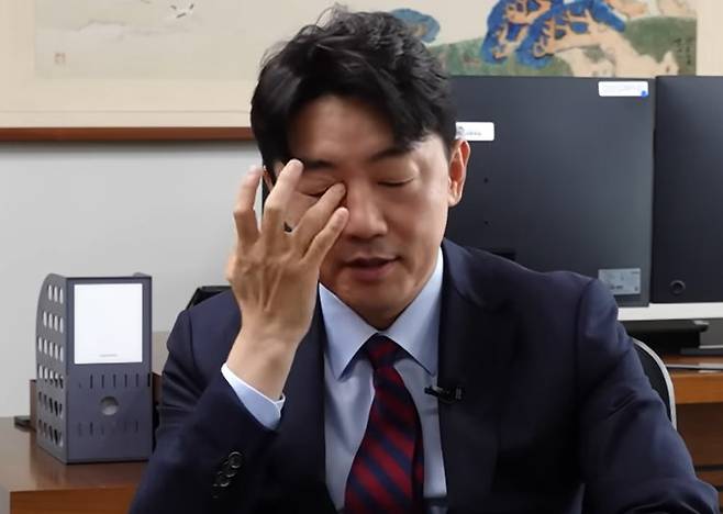 피곤한 듯 눈을 비비는 강훈식 대통령비서실장. 유튜브