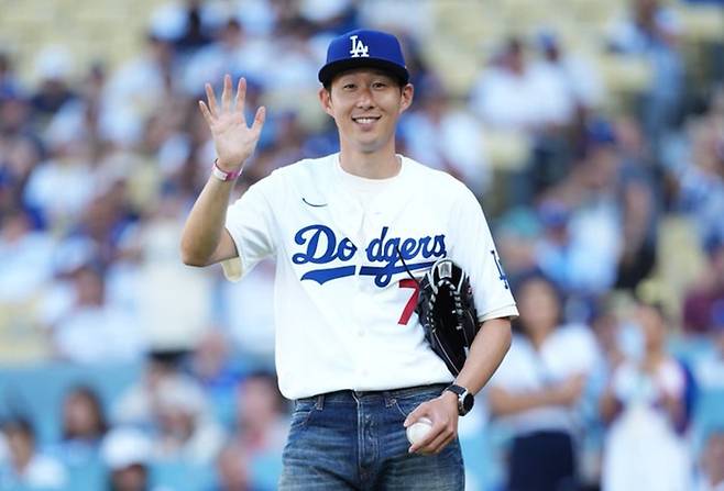 손흥민이 다저 스타디움에서 LA 다저스 유니폼을 입고 생애 첫 시구를 성공적으로 마쳤다. 사진=MLB SNS 캡처
