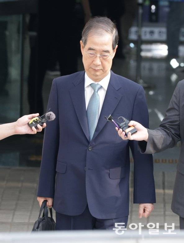 윤석열 전 대통령의 내란 행위를 방조한 혐의를 받는 한덕수 전 국무총리가 27일 오후 영장실질심사를 마친 뒤 특검 호송차로 향하고 있다. 박형기 기자 oneshot@donga.com