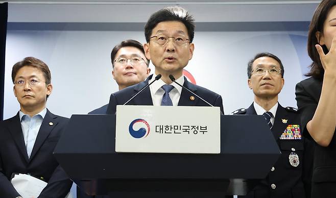 윤창렬 국무조정실장이 28일 오전 서울 종로구 정부서울청사에서 보이스피싱 근절 종합대책 관계 부처 합동 브리핑을 하고 있다. 2025.8.28/뉴스1