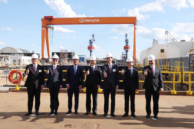 이재명 대통령이 26일(현지시간) 미국 필라델피아의 한화 필리조선소에서 시찰 후 김동관 한화그룹 부회장 등과 기념촬영을 하고 있다.  오른쪽 두번째부터 김정관 산업통상자원부 장관, 김동관 한화그룹 부회장, 이 대통령, 시 샤피로 펜실베이니아 주지사.  연합뉴스