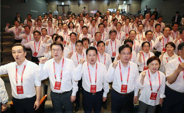 28일 인천국제공항공사 항공교육원에서 열린 2025 국민의힘 국회의원 연찬회에서 장동혁 당대표, 송언석 원내대표 등 참석자들이 ‘ 깨어있다. 고민하다. 해결하다’ 구호를 외치고 있다.<연합뉴스 사진>