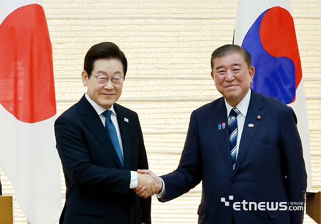 이재명 대통령과 이시바 시게루 일본 총리가 23일 일본 도쿄 총리 관저에서 열린 한일 정상 공동 언론 발표를 마친 뒤 악수하고 있다.  [연합뉴스]
