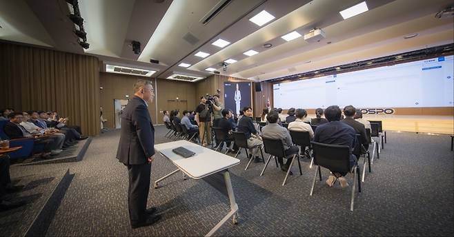 김준동 한국남부발전 사장이 공공기관 최초의 생성형 인공지능(AI) '케미(KEMI)'에 첫 프롬프트를 입력했다.