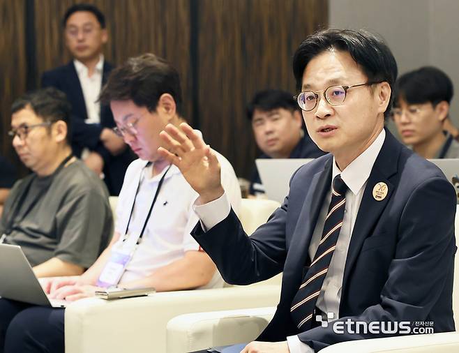 김정관 산업통상자원부 장관이 28일 부산 파라다이스호텔에서 열린 기자간담회에서 발언하고 있다. 산업부 제공