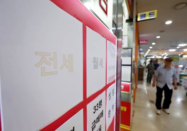 서울 시내 한 부동산에 매물 정보 게시판이 비어있는 모습. 뉴시스