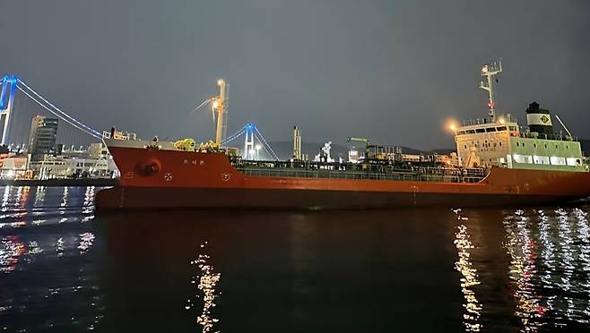 친환경 바이오중유 샌산 전문기업인 (주)아시아에너지가 국제 친환경인증 'ISCC EU'를 취득, 글로벌 시장 진출 교두보를 마련했다. 아시아에너지 온산공장에서 만든 바이오중유를 가득 실은 선박이 울산항을 출항하고 있다. (주)아시아에너지 제공