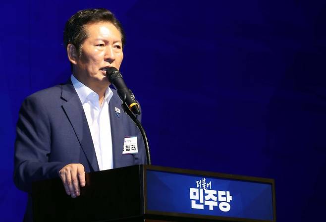 정청래 더불어민주당 대표가 28일 인천 중구 파라다이스시티 컨벤션센터 그랜드볼룸에서 열린 2025년 정기국회 대비 민주당 국회의원 워크숍에서 발언을 하고 있다. 뉴시스