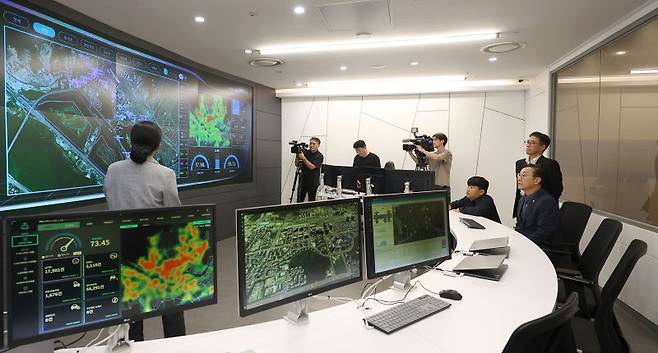 김윤덕 국토교통부 장관이 28일 서울 마포구 미래모빌리티센터에서 서울시 자율주행 운행 현황 설명을 청취하고 있다. 뉴시스