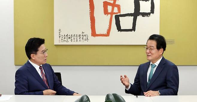 남성욱 숙명여대 석좌교수(오른쪽)와 파이낸셜뉴스 노동일 주필이 지난 26일 서울 강남대로 파이낸셜뉴스빌딩에서 '한미정상회담 결과 분석, 한국이 취해야 할 경제·안보 전략'이라는 주제로 대담을 갖고 있다. 사진=박범준 기자