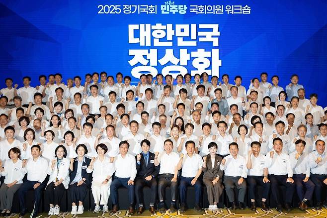정청래 더불어민주당 대표, 김병기 원내대표를 비롯한 의원들이 28일 인천 중구 파라다이스시티 컨벤션센터에서 열린 2025 정기국회 더불어민주당 국회의원 워크숍에서 기념 촬영을 하고 있다. 뉴스1