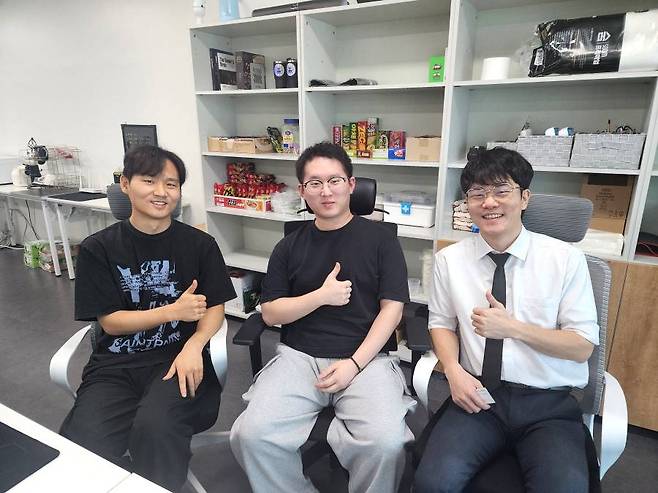 (좌측부터) 김지훈 그래픽 아티스트, 김문준 3D 아티스트, 김시훈 개발자
