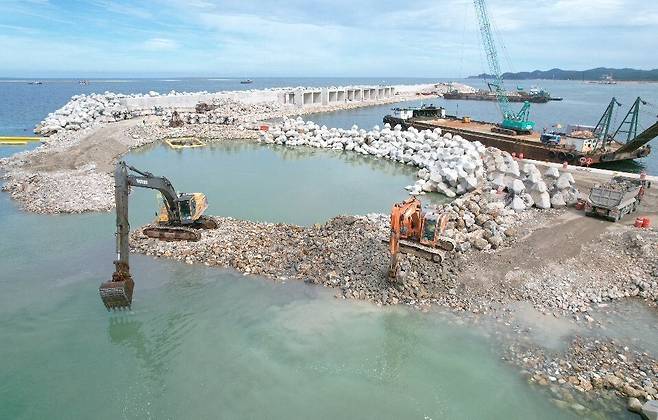 항만 개발을 위해 바닷속까지 돌을 쌓아올린 삼척블루파워 화력발전소 건설현장. 자연 해류 흐름이 왜곡되면서 인근 해안침식이 가속화되고 있다. 녹색연합 제공