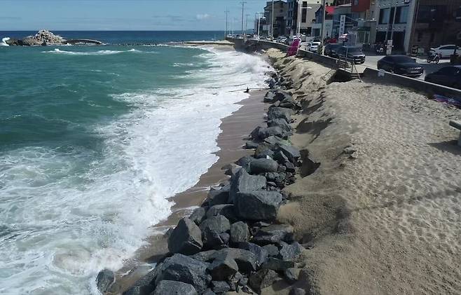 강릉 사천진 해변 일대. 해안침식으로 도로와 건물이 바다와 맞닿을 정도로 바닷가가 깎여나간 모습. 진재중 강원대 연구 교수 제공.