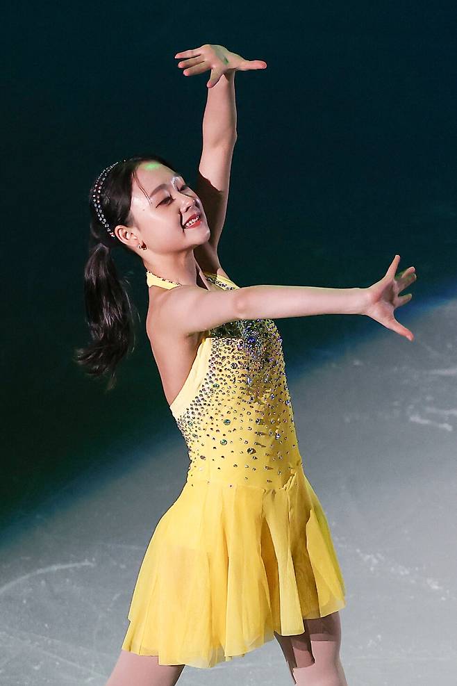 김채연이 지난 2월23일 서울 목동아이스링크에서 열린 국제빙상경기연맹(ISU) 4대륙 피겨선수권대회 갈라쇼에서 연기를 선보이고 있다. 이 대회에서 김채연은 1위를 기록하고 있다. 연합뉴스
