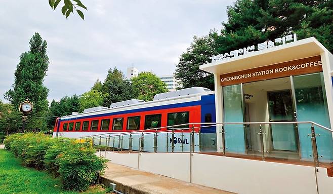 경춘선 숲길에 9월23일 정식 개장을 앞두고 임시 운영 중인 ‘경춘스테이션 북&커피’. 노원구 제공